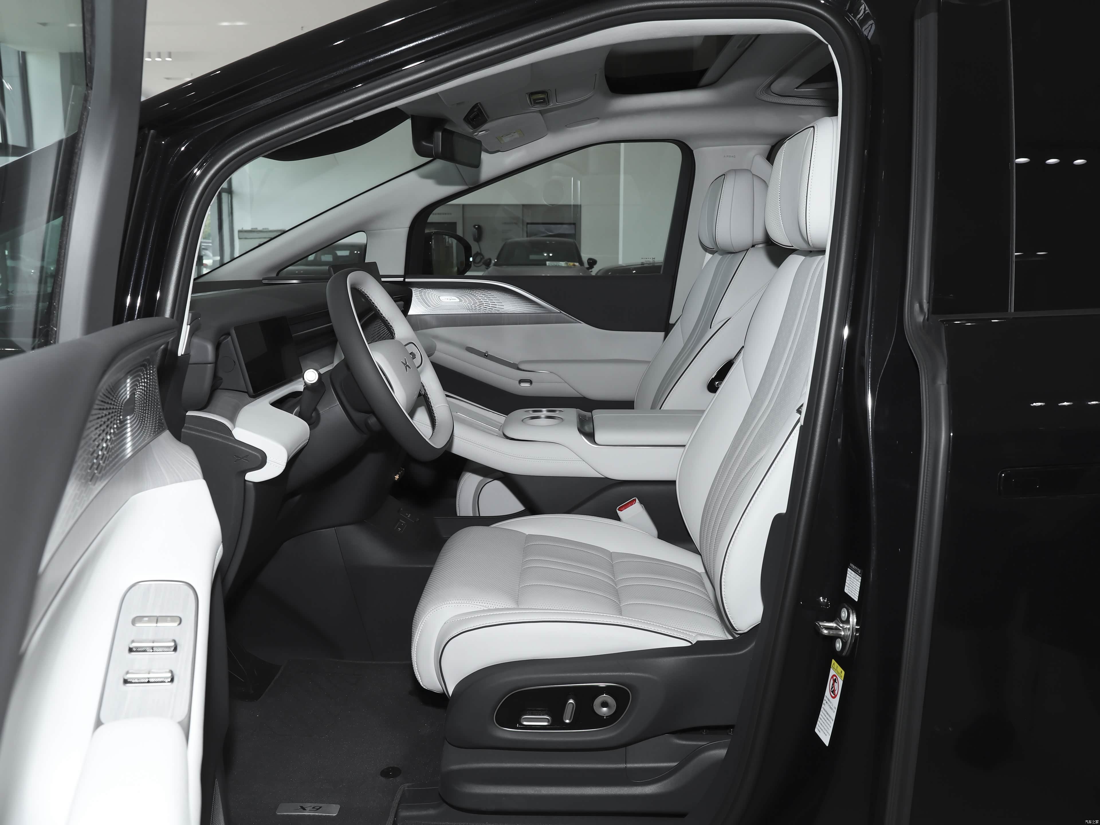 XPeng X9, миниатюра 17