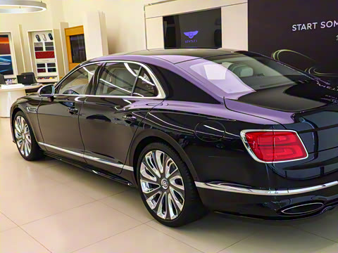 2026�� 4.0T V8 Mulliner