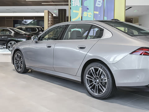 2026�� �Ŀ� 530Li ������ M�˶���װ