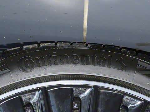 2025�� �Ŀ� E 300 �������˶���