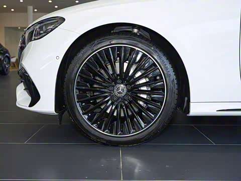 2025�� �Ŀ� E 300 �������˶���