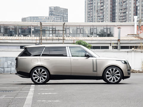 2026�� 3.0 L6 400PS SE�����