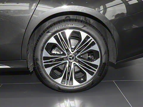 2025�� �Ŀ� E 300 L ������