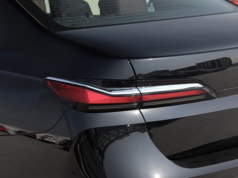 2026�� �Ŀ� 735Li ������װ