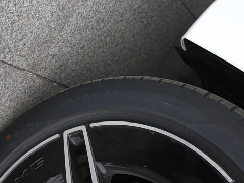 2026�� E 300 L �����˶���