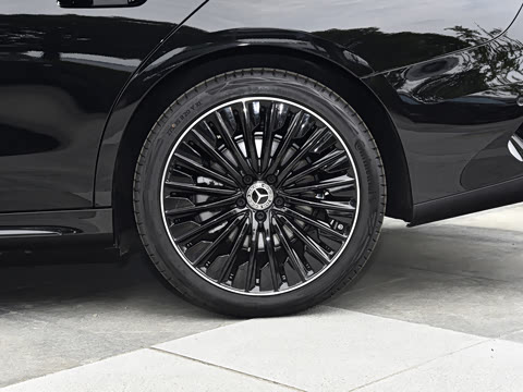 2026�� �Ŀ� E 300 �����˶���