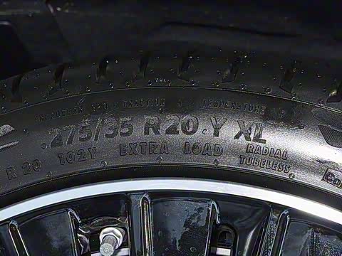 2025�� �Ŀ� E 300 �������˶���