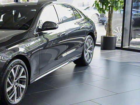 2025�� �Ŀ� E 300 L ʱ���˶���