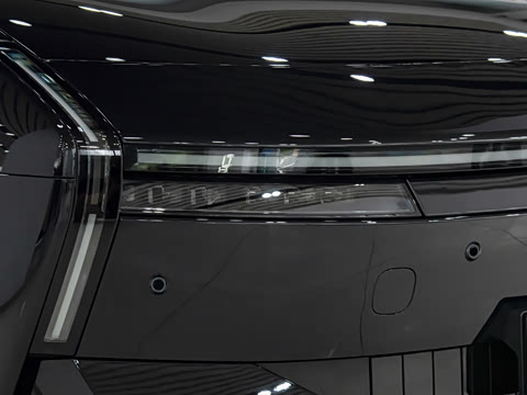 2025�� 820 Max