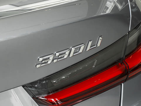 2026�� 330Li M�˶���ҹ��װ