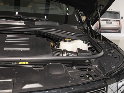 2026�� 3.0 L6 400PS SE�����