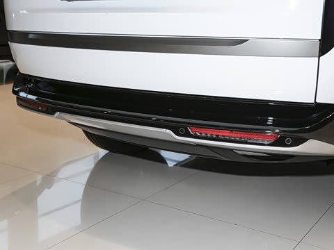 2026�� 3.0 L6 400PS SE�����