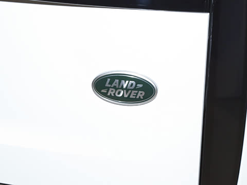 2026�� 3.0 L6 400PS SE�����