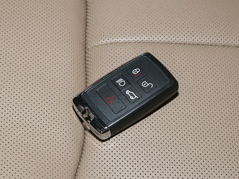 2026�� 3.0 L6 400PS SE�����