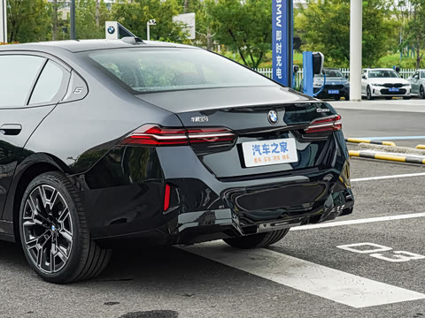 2026�� 530Li ������ M�˶���װ