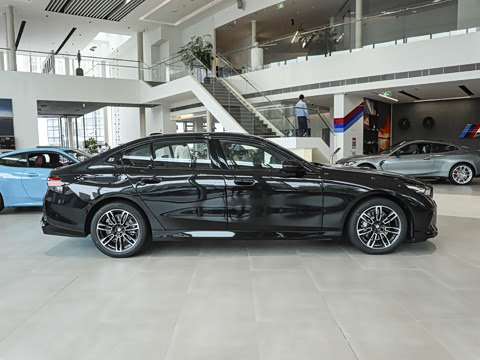 2026�� �Ŀ� 530Li xDrive M�˶���װ