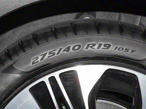 2025�� �Ŀ� E 300 L ������