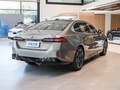 2026�� �Ŀ� 530Li ������ M�˶���װ