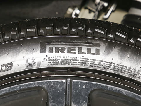 2026�� 3.0 L6 400PS SE�����