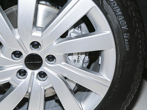 2026�� 3.0 L6 400PS SE�����