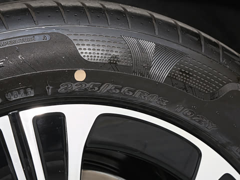 2025�� �Ŀ� E 260 L �˶���