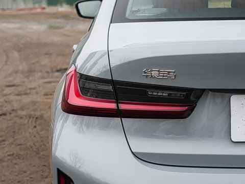 2026�� 330Li M�˶���ҹ��װ