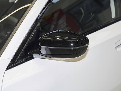 2026�� 225i M�˶���ҹ��װ