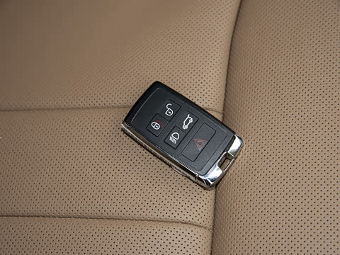 2026�� 3.0 L6 400PS SE�����