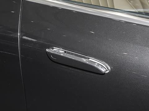 2025�� �Ŀ� E 300 L ������