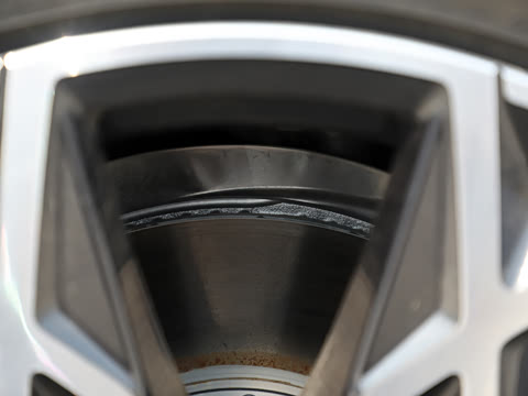 2026�� �Ŀ� 735Li ������װ