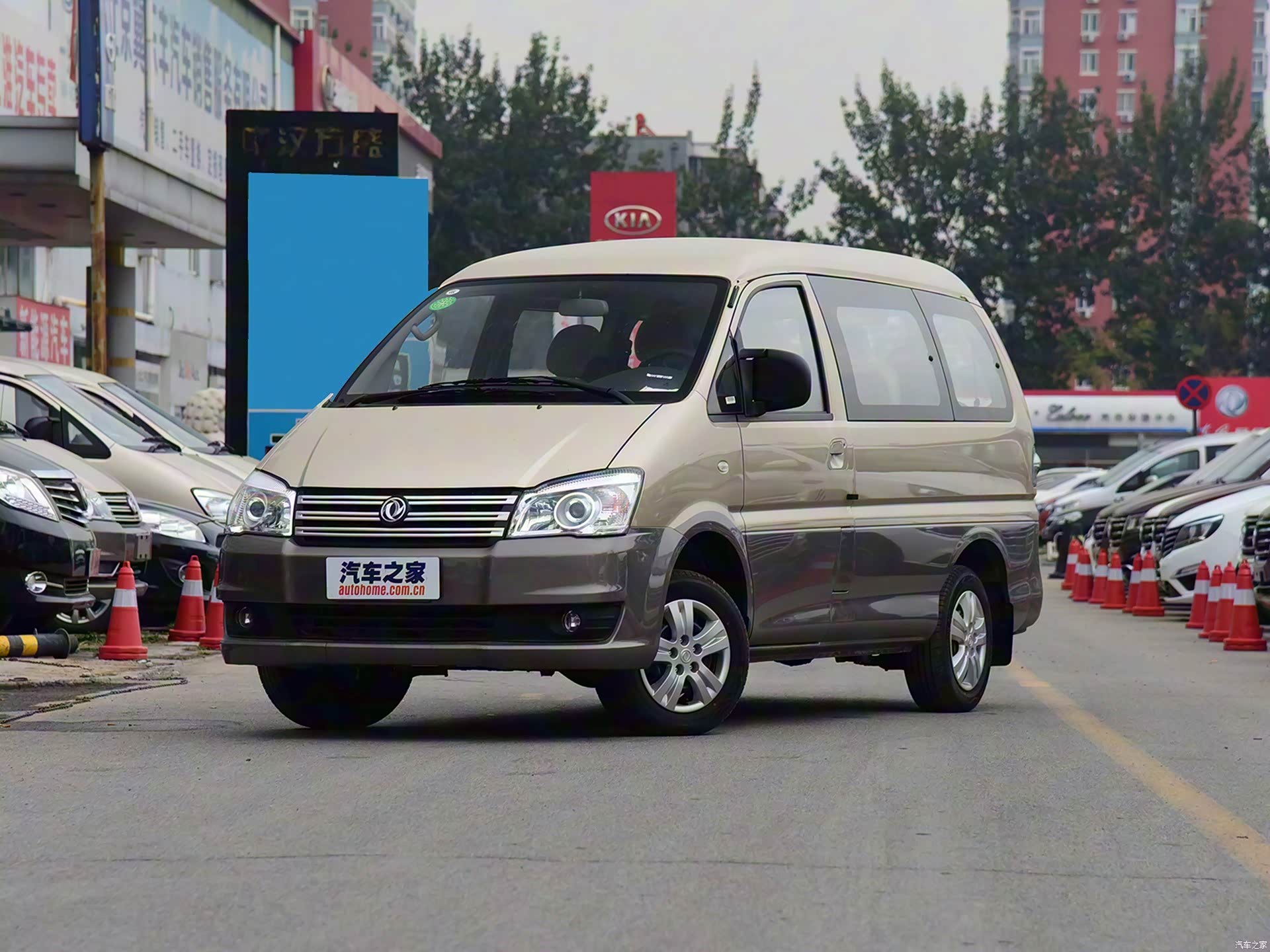 2018款 m3 1.6l 7座舒适型