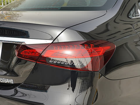 2021�� �Ŀ� E 300 L �˶������